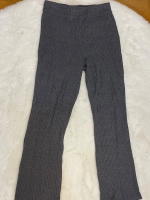 Grå ribbade byxor - Grå ribbade byxor från Gina Tricot, storlek M. Byxorna är noppriga.