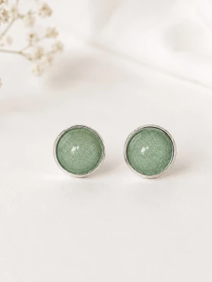 Mintgröna örhängen  - Tjusiga nya örhängen i färgen mintgrön.                       Mått: 12mm i diameter                                                        Material: Silverfärgad mässing. Glas                                                                 Örhängena skickas i en hård fin liten kartong där smycket är omsorgsfullt inslaget i vackert silkespapper.