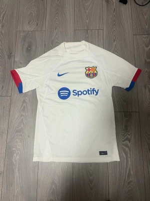 Vit FC Barcelona Nike t-shirt - Köpt från Unisport och i mycket bra skick , pris kan diskuteras 