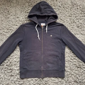 Morris zip hoodie  - Säljer denna rikigt feta Morris hoodien!⭐️ Storlek : S!🤝Skick : 9/10!👍Hör gärna av er om ni har funderingar!🙌