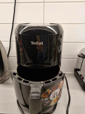  Airfryer från Tefal 1.6L - Säljer en svart airfryer från Tefal med kapacitet på 1.6 liter. Perfekt för att laga pommes, kyckling eller grönsaker utan olja. Kompakt design som passar i de flesta kök och enkel att använda med avtagbar korg.