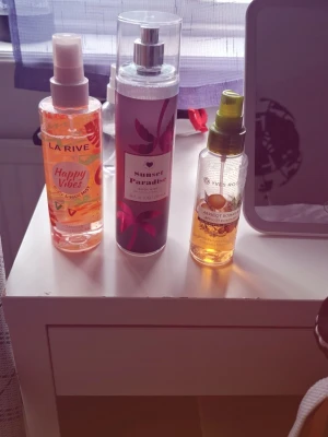 Tre fräscha body mists  - Säljer tre olika body mists/parfymsprayer: LA RIVE Happy Vibes med orange/mango toner, Sunset Paradise i lila och rosa flaska samt Yves Rocher Apricot Rosemary i genomskinlig flaska med grön kork. Perfekta för dig som gillar fruktiga och fräscha dofter.