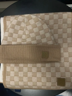 Mössa och halsduk från Louis Vuitton  - Mössa och halsduk perfekt för kalla höst/vinter dagar. Söker även ett mörkblått sett, mössa eller halsduk så går det att fixa byten