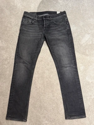 Dondup jeans - Snygga svarta/mörkgrå dondup jeans till salu. Säljs för ett bra pris och byxorna är i utmärkt skick. Hör av er minsta fråga eller fundering😊💫