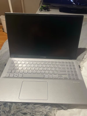 ASUS VivoBook silver laptop - Säljer min ASUS VivoBook som fungerar mycket bra. Perfekt för studier, jobb, surf, streaming och enklare spel.  ✅ AMD Ryzen 3-processor ✅ 12 GB RAM för smidig multitasking ✅ Snabb SSD-disk ✅ Windows 11 Home installerat och redo att användas ✅ Original laddare ingår ✅ Tunn, lätt och enkel att ta med ✅ Batteriet fungerar bra ✅ Återställd och redo för ny ägare  Datorn är snabb vid uppstart och fungerar utmärkt för exempelvis Word, Excel, Teams, YouTube, Netflix och vanliga vardagsprogram.