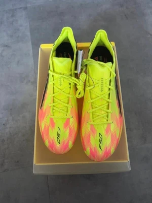 Adidas F50 Hyperfast Elite - Limited edition solar team yellow - Säljer mina F50 eftersom att de var alldeles för tajta. De är i storlek 42 och 2/3 och är i modellen Elite. Endast skolåda följer med! 