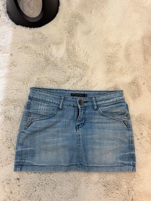 Low waist kjol - Snygg blå low waist kjol.🩵 Köpt för 350kr, säljer för 100kr. Storlek M men jag skulle säga att den passar bättre på en S.