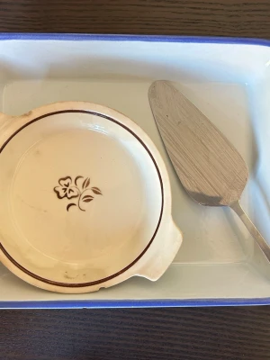 Ugnsform, pajform och tårtspade - Ugnsform med blå kant, pajform med blommönster och tårtspade med mönstrat handtag.  Skick kan ses på bilder!!