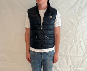 Moncler Gui Vest Men's Blue - Marin väst från Moncler, begagnad i mycket gott skick.