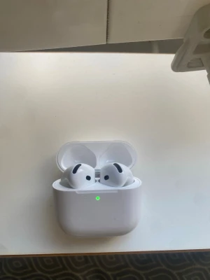 AirPods 4 (2024) - Säljer dessa AirPods 4, då jag köpt nya. Kontakta mig vid eventuella frågor eller intresse! 