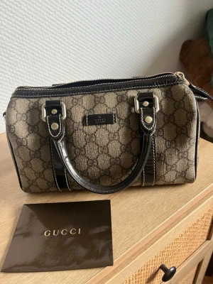 Gucci vintage väska  - Vintage väska från Gucci köpt från vestiaire collective! Superfin, men kommer inte till användning hos mig. Fint skick för att vara vintage, har en skavank på baksidans handtag, se sista bilden