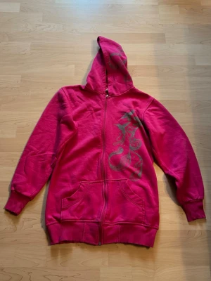 Rosa hoodie  - En tjock rosa hoodie med dragkedja och tryck. I super bra skick💕