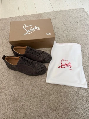 Christian louboutin sneakers - Tja jag säljer ett par christian louboutin sneakers! Storlek 43, bra skick förutom en lite skavank som visas på sista bilden! Har orderbekräftelse!