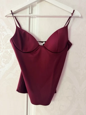 Zara vinröd topp - Använd 2 tillfällen💗 Storlek M! Pris kan eventuellt diskuteras 