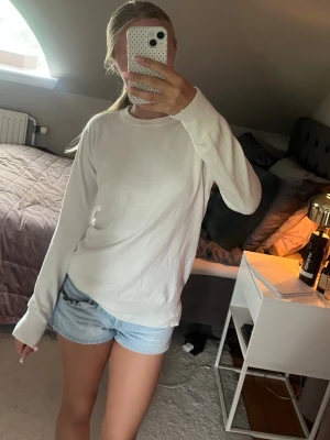 Vit långärmad basic tröja - Den har inga tecken på användning och har ett super lönt material!   Skriv gärna för frågor💕