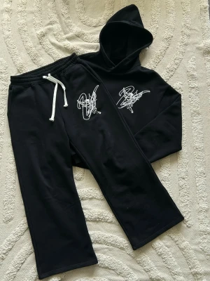 Tracksuit från VanityWrld - size s, m, l, xl  500 GSM 100% COTTON EMBROIDERY AND SCREENPRINT LOGO PERFECT BAGGY FIT WHAT SIZE TO CHOOSE?  ITS ALREADY A BAGGY FIT SO YOU DON'T NEED TO GO UP IN SIZE. CHOOSE YOUR USUAL SIZE OR GO DOWN IF YOU WANT A MORE REGULAR FIT  Men modells are 190cm tall and wearing size Medium/Large  Woman modell is 164cm tall and wearing size Extra Small  Care Instructions Machine wash at 30°C. Do not tumble dry.