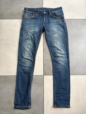 Dondup George Jeans - Säljer ett par riktigt schyssta dondup från den nyare kollektionen!☀️ Otroligt gott skick, perfekt nu inför skolstarten och lite kyligare kvällar✅ Storlek 32/32 - slim fit passform med ett otroligt skönt material. | Snabb affär = priset sänks. | Alltid frakt inom 24h!🚚 