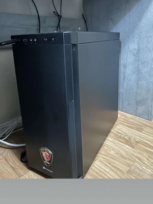 Svart stationär dator med MSI och Corsair - Säljer en svart stationär dator med Corsair chassi och nätaggregat, MSI grafikkort och vattenkylning. Datorn har flera hårddiskplatser och frontpanel med USB och ljuduttag. Perfekt för gaming eller tyngre program.