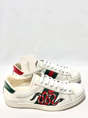 Gucci Ace Vita Sneakers - Skorna är i mycket fint skick utan några större defekter. Perfekta för dig som söker ett exklusivt par sneakers med tidlös design.  ✔️ Storlek: US 8/42 ✔️ Skick: Mycket fint skick ✔️ 100% orginal                                                                       Kontakta mig för fler frågor och funderingar!