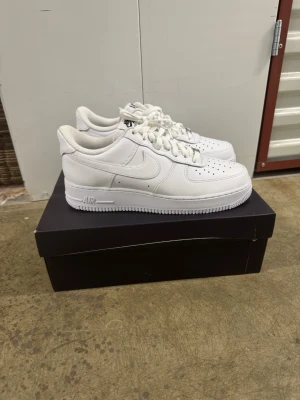 Nike Air Force 1 ’07 FlyEase sneakers stl 43 vita. - Helt nya oanvända Nike Air Force 1 ’07 FlyEase sneakers stl 43 vita.  Skorna har inte blivit använda eller testade. Original kartong medföljer!  Nypris hos Nike 1400 kr. Pris kan diskuteras!