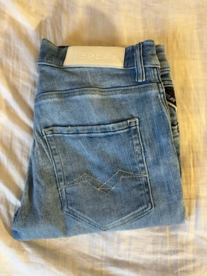 Replay jeans vita  - Ett par replay jeans med vit lapp där bak, dessa är unika och coola, skriv för mer info elelr bilder pris kan dirkduteras☺️