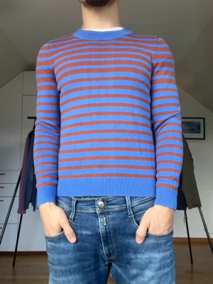 COS randig tröja