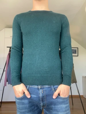 Mörkgrön stickad tröja herr