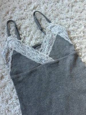 Hollister lace top  - Linnet är i jättebra skick och utan defekter! 