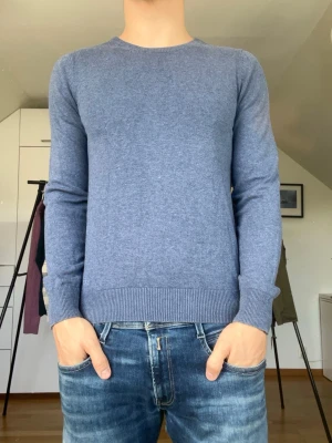 Blå stickad tröja 