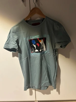 Limitato t shirt - Unik limitato t-shirt i en turkos färg. Skriv vid funderingar.