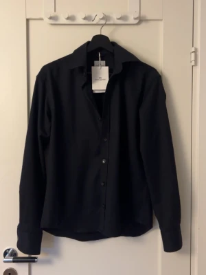 John Henric Overshirt - Säljer denna SPRILLANS NYA John Henric overshirt! Lappen kvar men slängde kvittot tyvärr. Storlek XS passar 165-175. Hör av er vid funderingar!