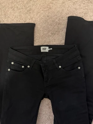 Svarta lågmidjade jeans - Säljer dessa svarta lågmidjade jeans ifrån lager.