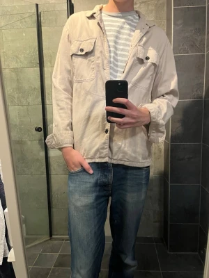 Beige overshirt - Beige overshirt i fint skick. Från east west. Sitter lite mittimellan M och S