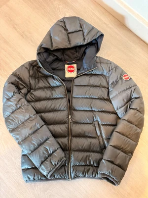 Colmar jacka  - Snygg dunjacka från colmar i grå färg. Jackan är i mycket fint skick använt en halv vinter. Perfekt för kalla vinterdagar tack vare det varma dunet.  Storleken är 164 men passar som xs . Hör av dig vid frågor!