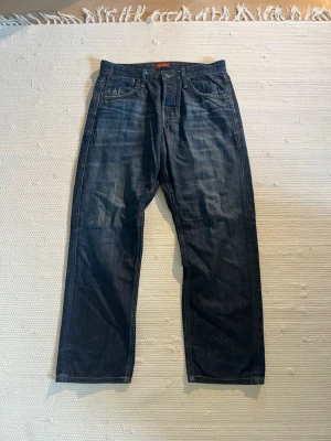 Jack and jones jeans - Jack and Jones Loose fit W32 L30  Hör av er vid frågor eller vid behov av fler bilder! Mvh Olle