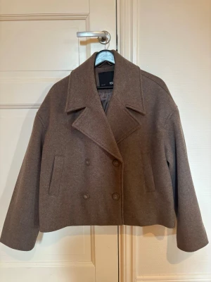 Kort kappa - Brun/beige kort kappa från Lager157🤎 Storlek M