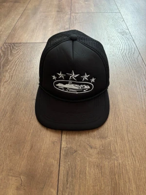 Helt ny Corteiz Trucker Cap (Svart) - Deadstock 🧢🔥 - Säljer en superfresh och helt ny Corteiz-keps (Trucker Cap) i klassisk svart färg med snygga broderier och detaljer. Aldrig använd, i absolut nyskick!  Märke: Corteiz (CRTZ)  Modell: Trucker Cap  Färg: Svart / Vit  Skick: Helt ny / Deadstock (DS) Skickas spårbart eller hämtas enligt överenskommelse. Skriv ett DM om du har några frågor! 🤝 