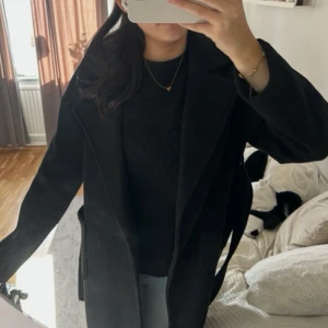 Svart lång kappa  - Stilren lång svart kappa som inte kommer till användning längre! 🥰🥰✨obs spegeln är lite smutsig 