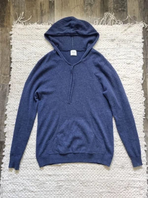 John henric hoodie  - Bra skick bara en liten defekt vid kragen