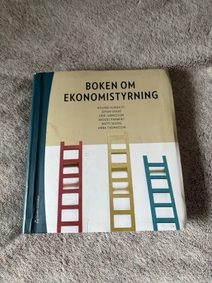 Boken om ekonomistyrning - Kurslitteratur i ekonomistyrning med hård pärm. Omslaget är beige med illustrationer av röda, gula och blå stegar. Boken är skriven av flera författare och ges ut av Studentlitteratur. Perfekt för dig som pluggar ekonomi eller företagsekonomi.