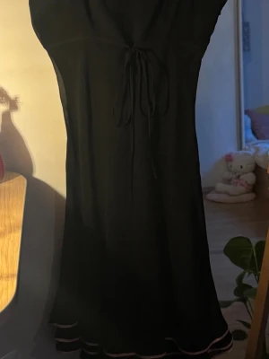 Svart klänning från Hugo Boss - Säljer en svart långklänning i storlek xs/s. Aldrig använt men köptes secondhand.
