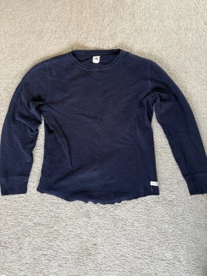 Gap långärmadtröja mörkblå  - Gap långärmad tröja mörkblå med coolt snitt storlek kids xl 