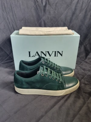 Lanvin - Lanvin Cap Toe sneakers | Storlek: Uk 9 fits 43-44 | Skick: 9/10 | Endast sulan som är använd | Tillkommer: Box och 1 dustbag | Färg: Mörkgröna | Nypris: 4999kr | Vårt pris: 1849kr | Kvitto finns! Kolla bild 7 | Bara att skriva om du har några funderingar! | Välj helst Bring som leveransmetod, eftersom jag bor bredvid en Bring box! Då går leveransen 100 % snabbare, Instabox funkar också!