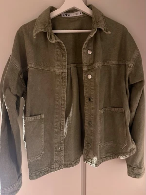  Jeansjacka från Zara - Snygg olivgrön jeansjacka från Zara med klassisk krage, två stora framfickor och silverfärgade knappar. Endast testad så den är i nyskick!🤍
