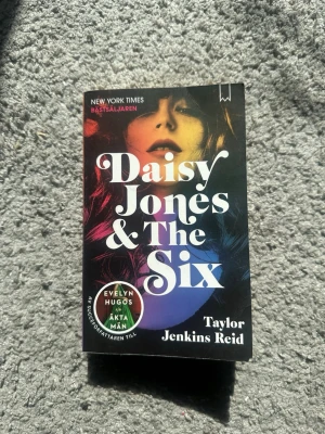 Daisy Jones & The Six bok - Daisy Jones and the Six på svenska ✨