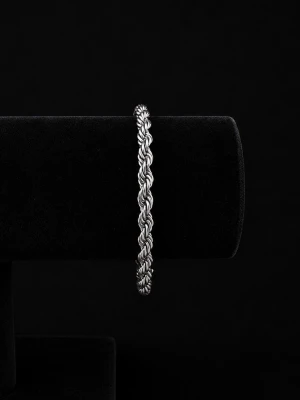 Silver Cordell Armband - Snyggt armband i silverfärg med flätad design. Tillverkat i metall med en stilren och tidlös look. Armbandet har ett robust lås och passar perfekt för dig som gillar minimalistiska accessoarer med en twist.