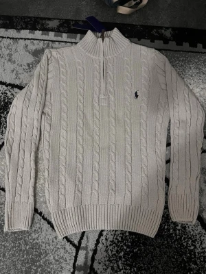  Polo Ralph Lauren tröja  - Kabelstickad half zip vit tröja från Polo Ralph Lauren i storleken S.