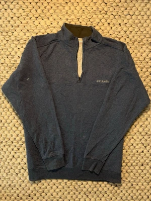 Columbia 1/4 zip tröja L – mörkblå, 2-12 - Mjuk och bekväm Columbia tröja i mörkblå färg med klassisk design.  • Herr, storlek L • Mörkblå färg • Hög krage • 1/4 dragkedja • Broderad Columbia-logga på bröstet • Perfekt som mellanlager eller till vardags  Begagnat skick, se bilder för detaljer.  SKU: 2-12