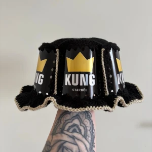 Virkad ölhatt av sorten ”KUNG” - Virkad ölhatt av sorten ”KUNG”  • KUNG • Virkad av mig   • Vill du ha en annan sort? Jag virkar på beställning, skicka DM vid intresse.   • Obs, katt finns i hemmet