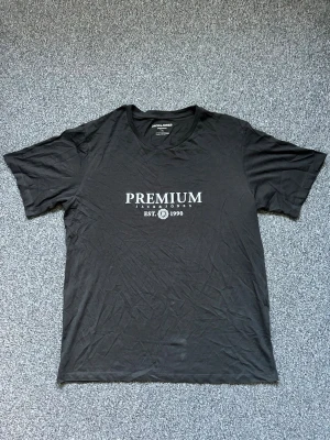 T-Shirt Jack & Jones Premium  - Säljer en väldigt fin T-Shirt från Jack & Jones i bra skick. Storlek: Medium i Men’s size 